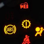 Загорівся чек (check engine) на панелі: що це може бути