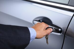 Як позбутися скрипу дверей на авто