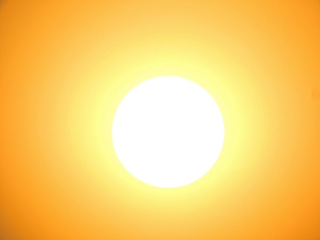 Чому сонце жовте