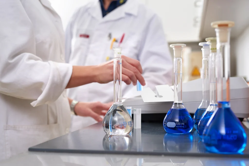 Льодяна оцтова кислота як ключова сировина для виробництва пластмас, полімерів та барвників