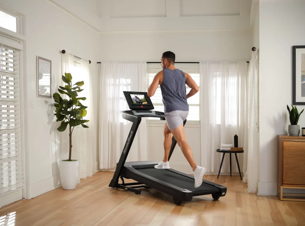 Беговые дорожки — современный формат домашних и клубных кардиотренировок