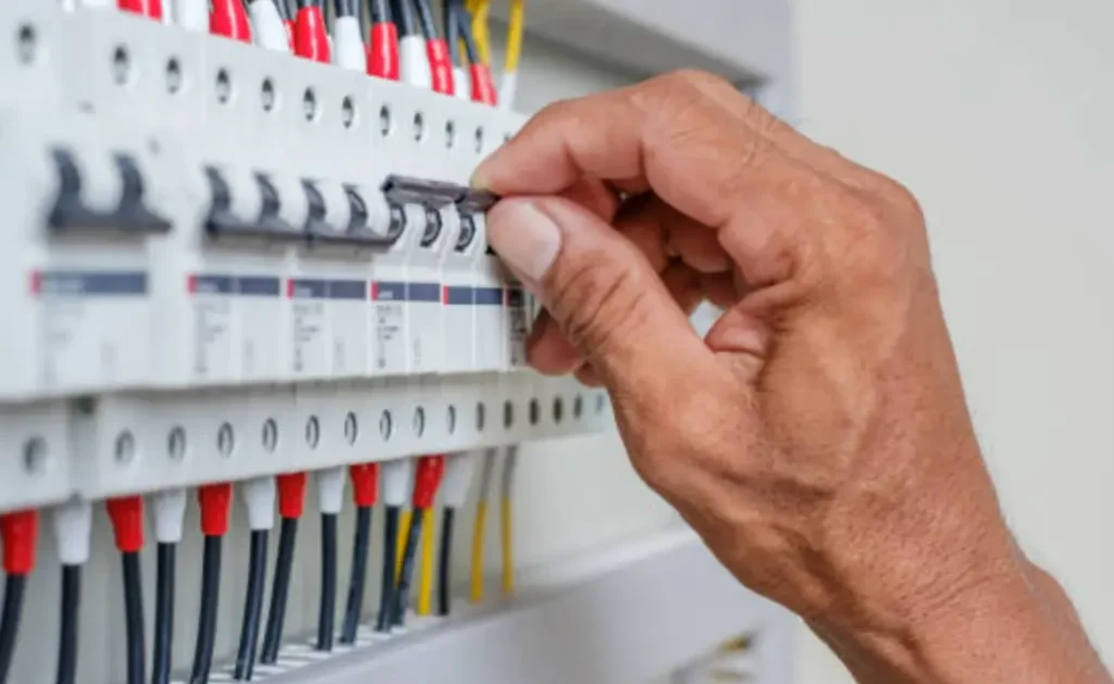 Як підготувати квартиру до блекауту і не спалити техніку при ввімкненні світла?