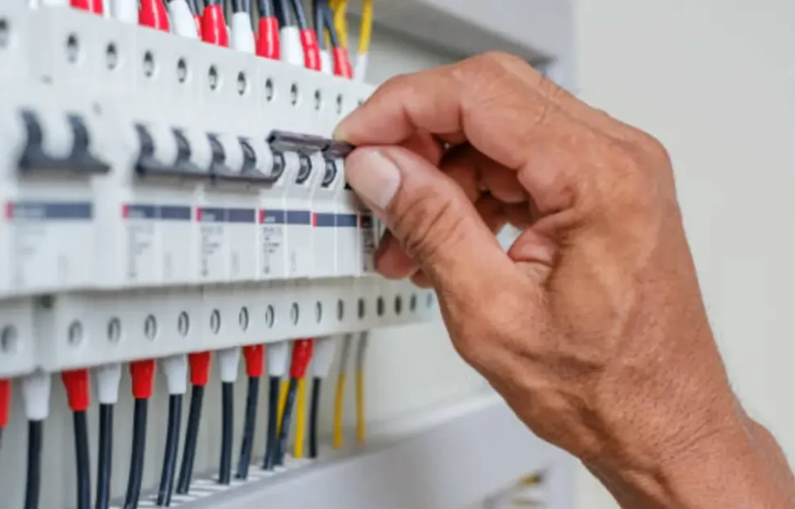 Як підготувати квартиру до блекауту і не спалити техніку при ввімкненні світла?