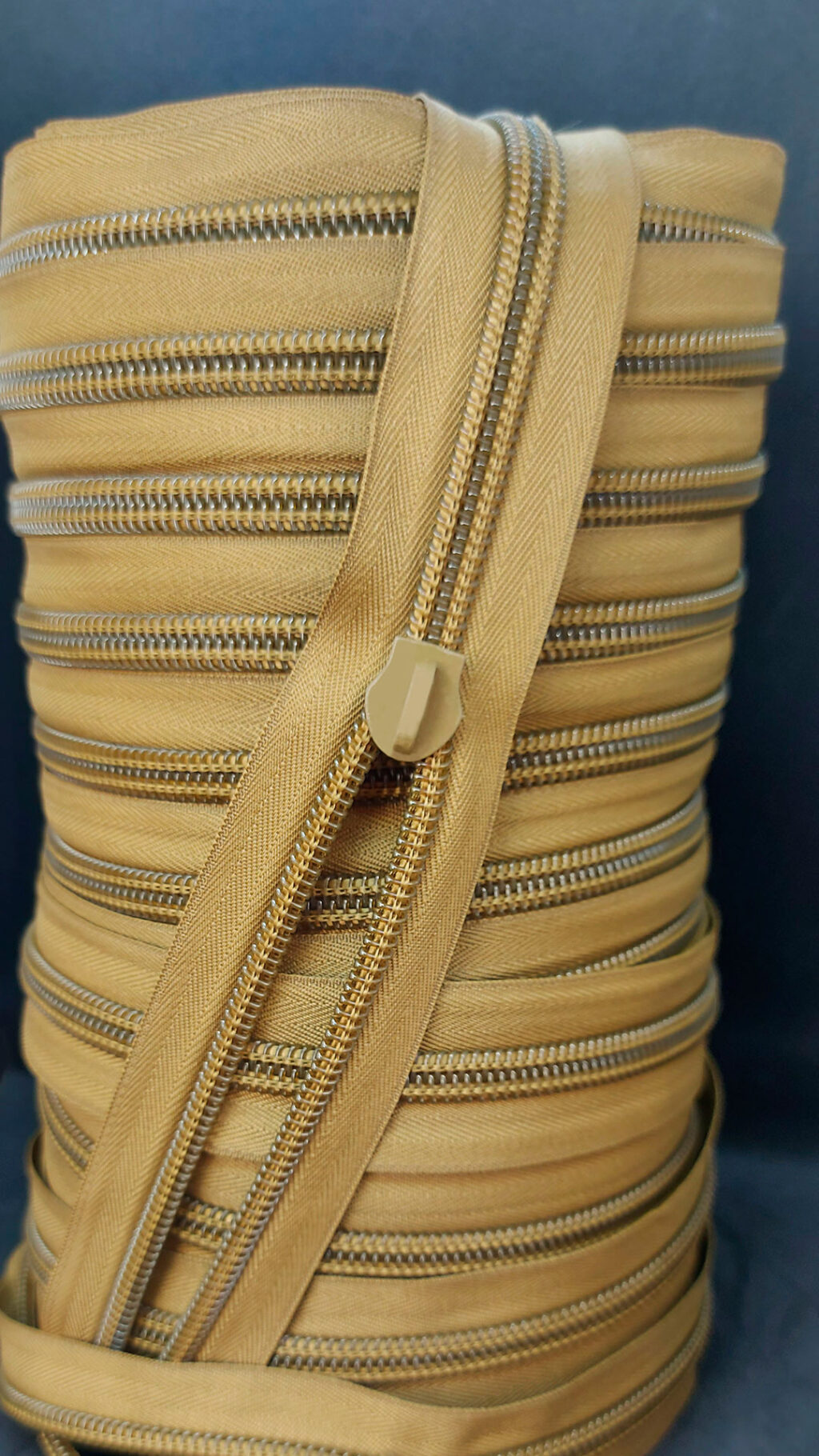 Рулонна блискавка на метраж: причини інвестувати в якість