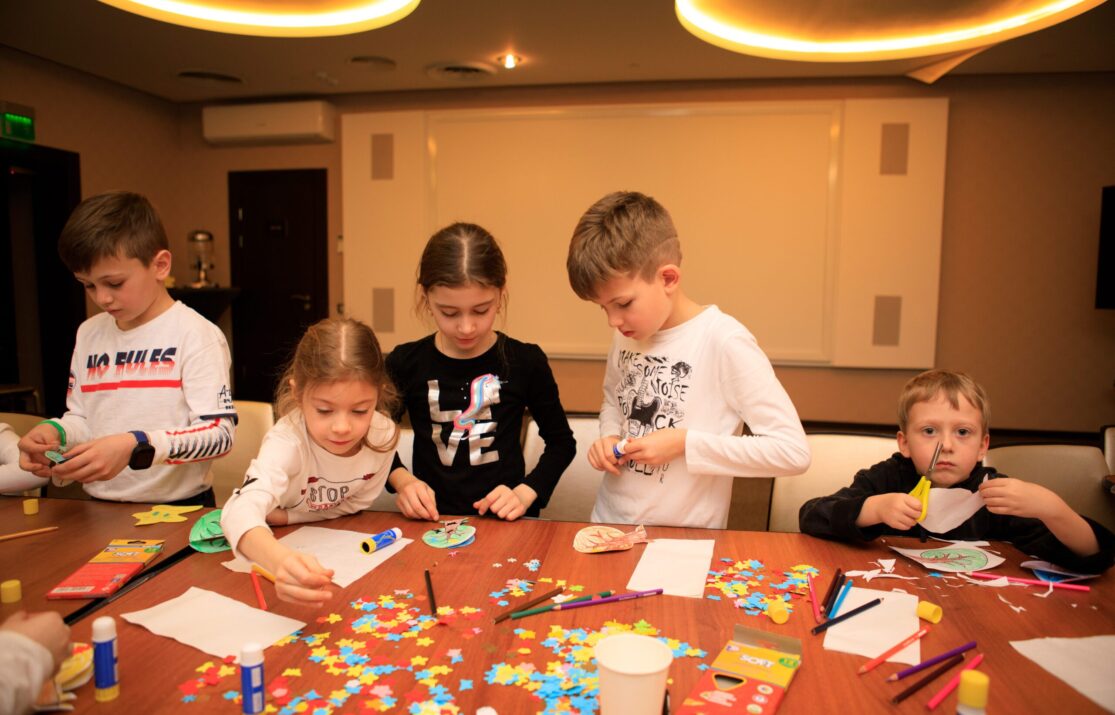 Почему творческие мастер-классы делают детский праздник живым и запоминающимся