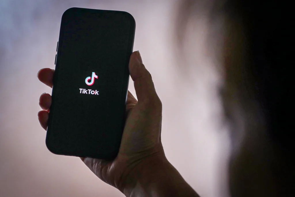 Просування TikTok у 2026: як алгоритм виводить відео в рекомендації